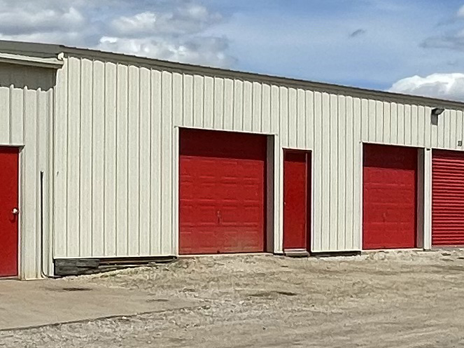 20′ x 60′ (Dual Garage) Commercial/Shop Space in Davenport Iowa (needs a new photo)